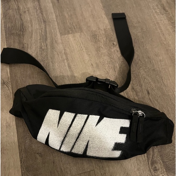 NIKE Fanny Pack - Picture 2 of 3